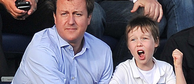 David Cameron et son fils Arthur assistent a un match de son equipe "favorite", Aston Villa, en 2011.