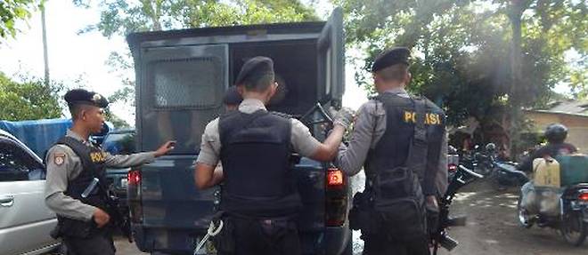 Le fourgon transportant un des condamnes a mort, arrive sous escorte policiere le 24 avril 2015 a la prison de Nusakambangan sur l'ile de Java
