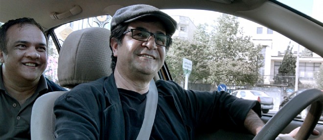 Interdit de quitter l'Iran, Jafar Panahi utilise le huis clos d'un taxi comme espace de liberte.