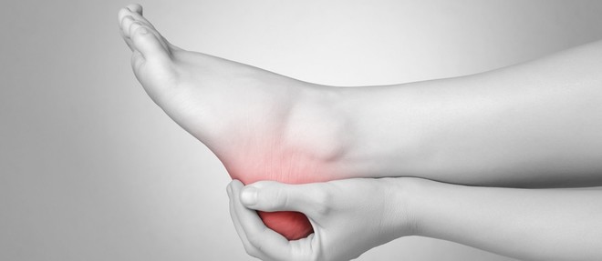 L'aponevrosite plantaire (ou fasciite plantaire) touche environ 10% de la population. Elle cause une douleur profonde dans le talon des le lever qui disparait en marchant mais revient lorsque le pied se fatigue.