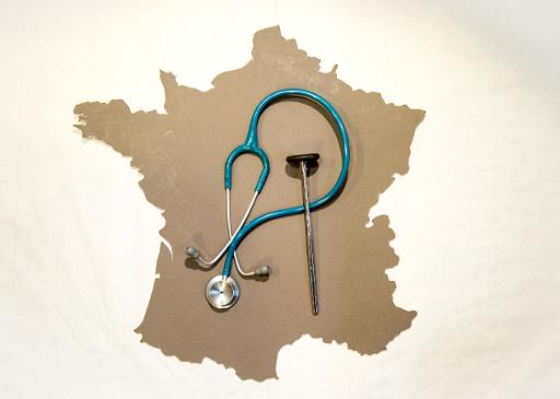 Photo d'une carte de France avec un stethoscope de medecin, faite a Lille le 29 decembre 2014