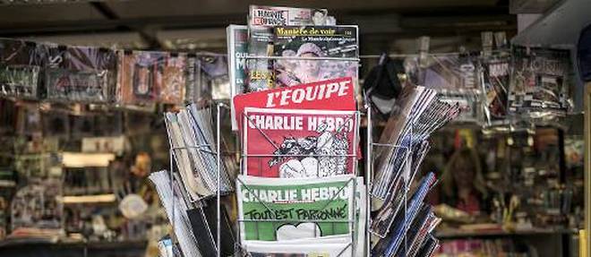 Presentoir d'un kiosque a journaux de Lyon le 25 fevrier 2015, avec les deux premiers numeros de Charlie Hebdo publies apres l'attentat qui a decime sa redaction le 7 janvier