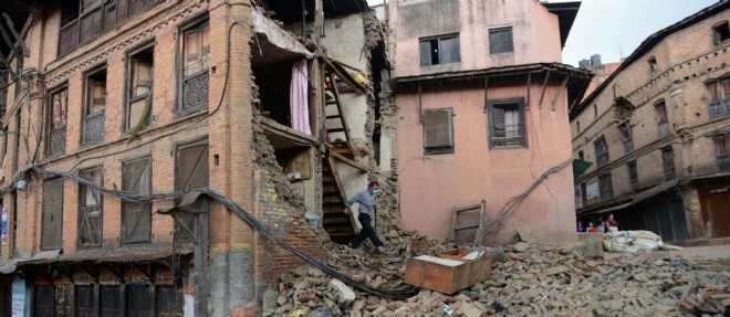 Un tremblement de terre, survenu le 25 avril, a fait plus de 4 000 morts au Nepal.