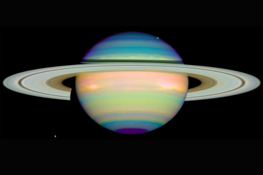 Saturne resplendissante en fausses couleurs
