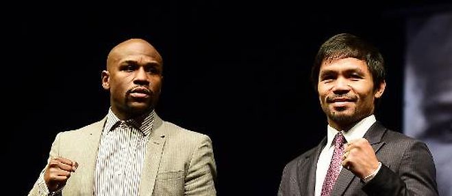 Les boxeurs philippin, Manny Pacquiao (d), et americain, Floyd Mayweather, posent lors d'une conference de presse, le 11 mars 2015 a Los Angeles