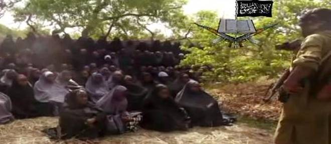 Capture d'ecran d'une video de Boko Haram, realisee le 12 mai 2014, montrant des lyceennes nigerianes aux mains du groupe islamiste