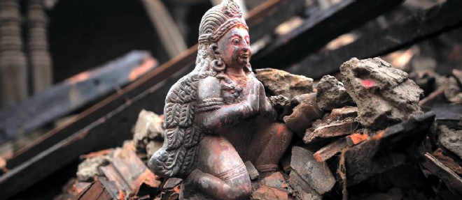 Une statue parmi les decombres a Bhaktapur, au Nepal.