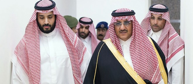 Le prince heritier et ministre de l'Interieur, Mohammed ben Nayef (a droite), accompagne du futur prince heritier et ministre de la Defense, Mohammed ben Salmane (a gauche).