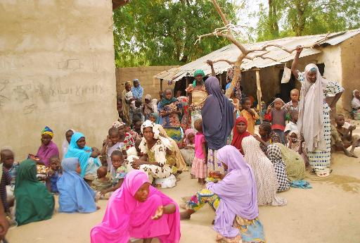 Photo fournie par l'armée nigériane le 30 avril 2015 dans un lieu non divulgué de l'Etat de Borno montrant des jeunes filles libérées lors d'une opération contre le groupe islamiste Boko Haram © - Armée nigériane/AFP