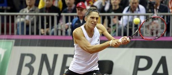 L'Allemande Andrea Petkovic retourne le service de la Russe Svetlana Kuznetsova lors de la demi-finale de la Fed Cup, le 19 avril 2015 a Sotchi