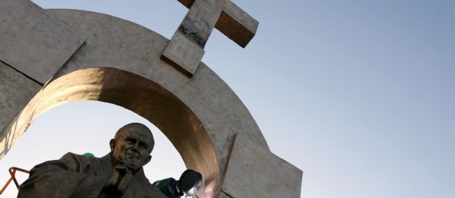 La statue du pape Jean-Paul II a ete erigee en 2006 sur une place publique de la commune de Ploermel, dans le Morbihan.