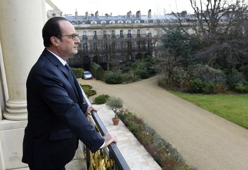 Le President Francois Hollande pose au balcon de son bureau a l'Elysee le 24 fevrier 2015