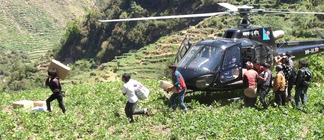 L'helicoptere d'Acted fournit des vivres aux habitants des villages sinistres.