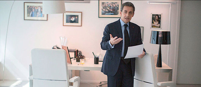 Photos de famille au mur, bougie parfumee sur le bureau,  a l'UMP (ici le 10 avril), Nicolas Sarkozy est chez lui.