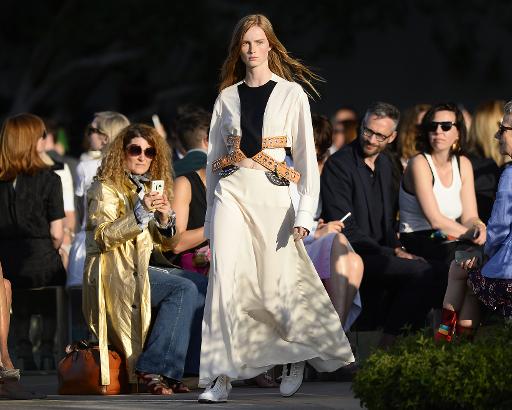 Un mannequin presente un modele de la nouvelle collection Louis Vuitton le 6 mai 2015 a Palm Springs en Californie