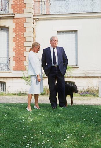 Le leader du Front National, Jean-Marie Le Pen, et son épouse d'alors, Pierrette, mère de Marine, posent avec leur chien, le 20 avril 1984 dans le jardin de leur propriété du Parc Montretout à Saint-Cloud. © Gerard Berreby AFP/Archives