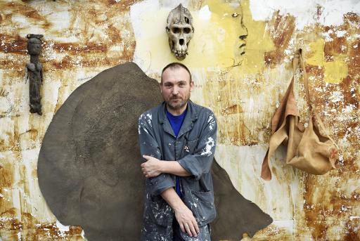 L'artiste espagnol Miquel Barcelo pose dans son atelier dans le quartier du Marais a Paris, le 7 mai 2015