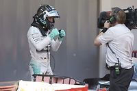 La joie de Nico Rosberg (Mercedes), polemen pour la première fois de la saison. Il devance Hamilton, Vettel (Ferrari) et Bottas (Williams).