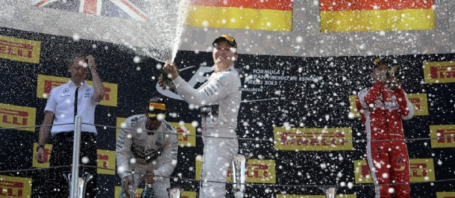Pour la premiere fois de la saison, Nico Rosberg bat son coequipier Lewis Hamilton et s'impose.
