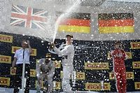 Pour la première fois de la saison, Nico Rosberg bat son coéquipier Lewis Hamilton et s'impose.