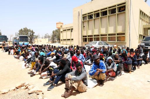 Des migrants d'Afrique subsaharienne attendent devant un centre de retention a Misrata, dans l'est de la Libye, d'etre transferes vers un autre centre, le 9 mai 2015