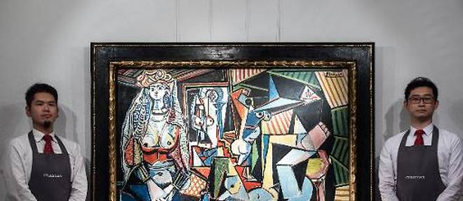 Des employes de chez Christie's devant tableau de Pablo Picasso les "Femmes d'Alger", expose pour la premiere fois a Hong Kong le 1er avril 2015 avant sa mise aux encheres