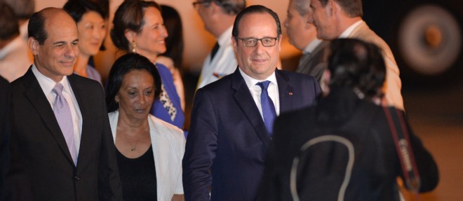 Francois Hollande effectue lundi une visite historique a La Havane pour defendre les interets francais et europeens dans un pays qui aspire a l'ouverture economique.