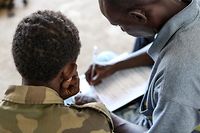 Centrafrique: plus de 350 enfants-soldats lib&eacute;r&eacute;s par des groupes arm&eacute;s