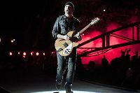 Pour le retour de U2, The Edge, le guitariste... tombe de sc&egrave;ne, sans bobos