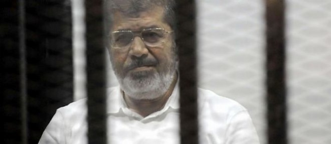 L'ex-president egyptien Mohamed Morsi lors de son proces au Caire le 3 novembre 2014.