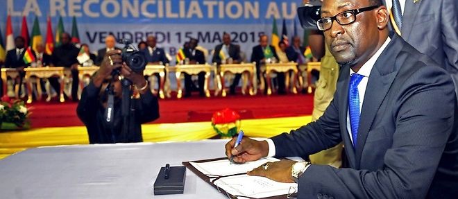 Le ministre malien des Affaires etrangeres, Abdoulaye Diop, lors de la signature des accords de paix entre le gouvernement malien et les groupes armes le 15 mai a Bamako.