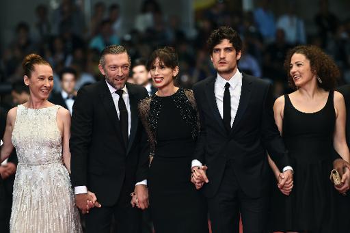 (de g a d)) Emmanuelle Bercot, Vincent Cassel, Maiwenn, Louis Garrel et Amanda Added presentent le film "Mon Roi" au festival de Cannes le 17 mai 2015