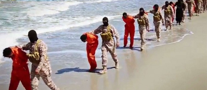 Des djihadistes de la branche libyenne de l'EI s'appretent a executer 21 Egyptiens coptes sur une plage non loin de la ville de Syrte.