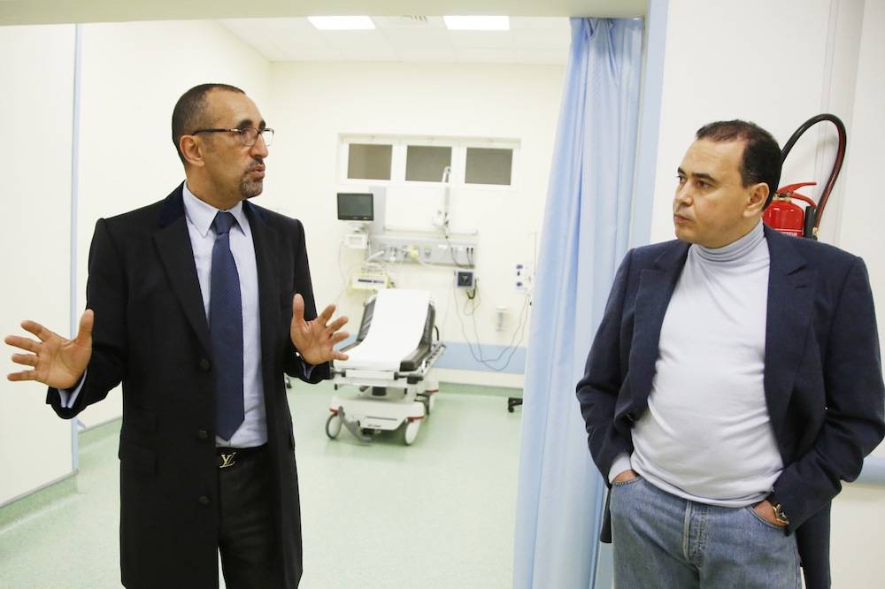 Le Professeur Amine El Hassani, directeur de l'hôpital Cheikh Zaïd, et Mounir El Majidi, président de la Fondation Cheikh Zaïd.  ©  DR