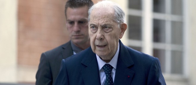 Charles Pasqua avant son interrogatoire dans le cadre du proces en appel de la Fondation Hamon, le 18 mai 2015.