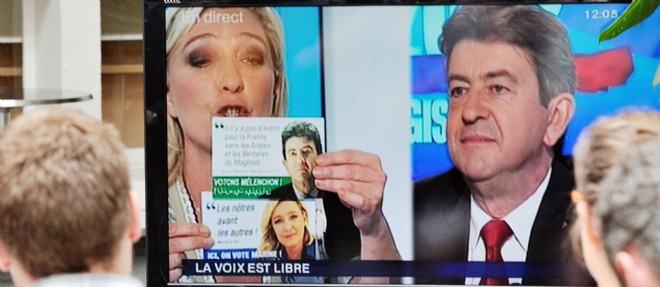 Marine Le Pen brandit le "faux tract" de Jean-Luc Melenchon a la television le 12 juin 2012, Photo d'illustration.