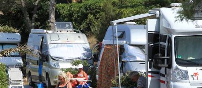 Vacanciers installes devant leur camping-car, le 21 juin 2014 a Argeles-sur-mer dans le sud de la France