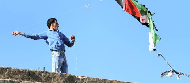 Le 15 mai, au camp d'Aida a Bethleem, un jeune Palestinien joue avec un cerf-volant aux couleurs de la Palestine pour celebrer la Nakba.