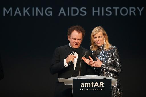 L'acteur John C. Reilly et le mannequin Eva Herzigova lors du gala de l'amFar le 21 mai 2015 a Cap d'Antibes