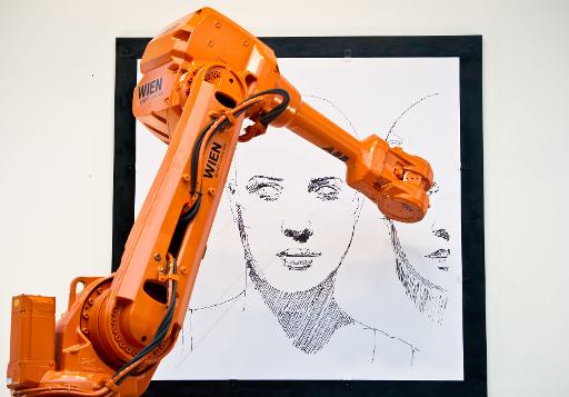 Un robot reproduit une oeuvre de l'artiste autrichien Alex Kiessling, le 26 septembre 2013 à Berlin © Ole Spata DPA/AFP/Archives