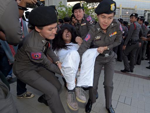 La police thailandaise arrete une etudiante qui manifestait dans un centre commercial a Bangkok le 22 mai 2015