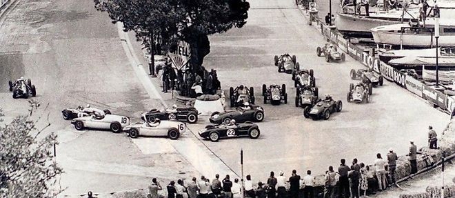 Lors du premier Grand Pirx de F1 a Monaco, Juan Manuel Fangio a du eviter un accident impliquant huit voitures avant de s'imposer.