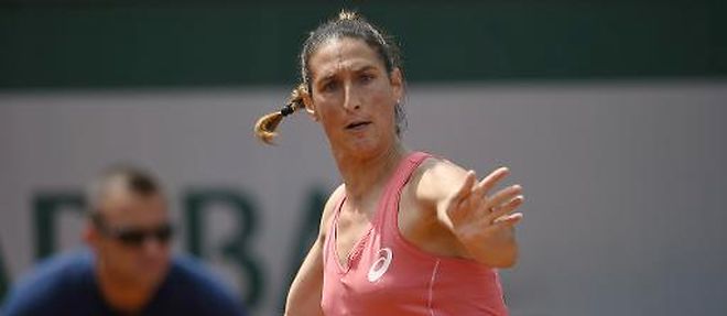 La Francaise Virginie Razzano, lors du 1er tour de Roland-Garros, remporte contre la Paraguayenne Veronica Cepede Royg, le 25 mai 2015 a Paris
