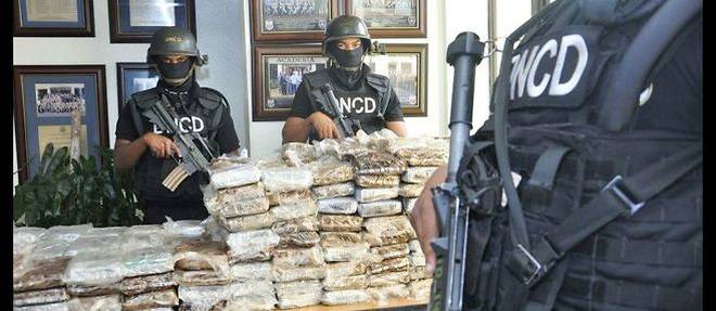 La DNCD, l'agence anti-drogue dominicaine, pose devant la presse avec les pains de cocaine qu'elle dit avoir saisis dans le Falcon 50 intercepte a Punta Cana, le 19 mars 2013.