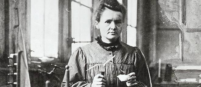 Marie Curie dans son laboratoire, ici en 1896. Elle fut l'une des permieres femmes a entrer au Pantheon.