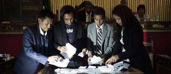 Decompte des voix apres le vote a la chambre des deputes malgaches sur la destitution du president Hery Rajaonarimampianina le 26 mai 2015 a Antananarivo