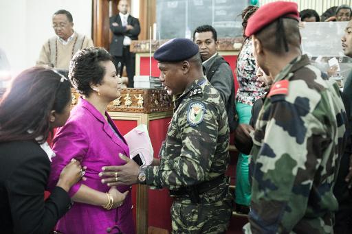 Une députée malgache parle avec un officier des forces de sécurité pendant le vote sur la destitution du président Hery Rajaonarimampianina le 26 mai 2015 à Antananarivo © RIJASOLO AFP
