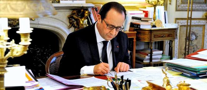 Francois Hollande, dans son bureau du palais de l'Elysee, mettant la derniere main a son discours de voeux aux corps constitues et aux bureaux des assemblees (illustration).