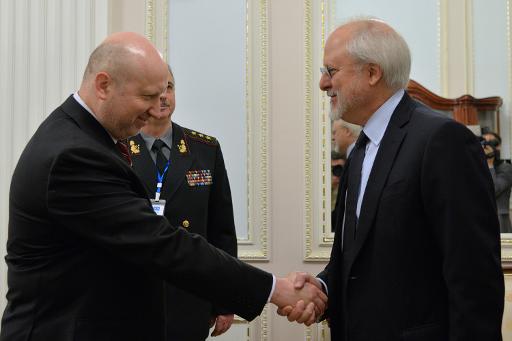 Le chef du Conseil de defense et de securite nationale ukrainien Oleksandr Turchynov (g), et le secretaire general adjoint de l'Otan Thrasyvoulos Terry Stamatopoulos (d) le 27 mai 2015 a Kiev
