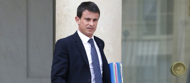 Le Premier ministre Manuel Valls sur le parvis de l'Elysee.